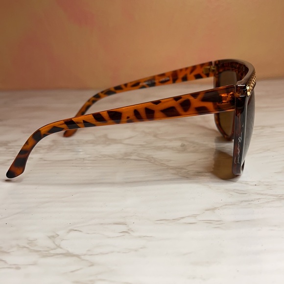 Oversized Tortoise Chained Sunglasses - Picture 5 of 14